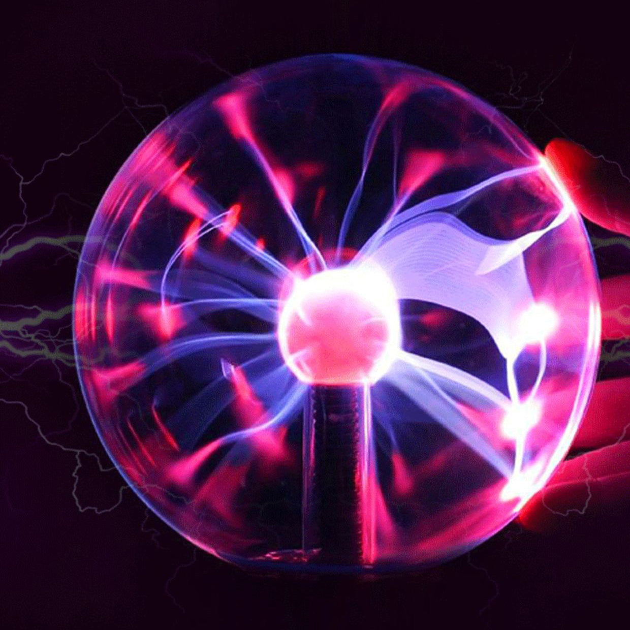 Boule de foudre magique à plasma statique et à lueur dans le cœur